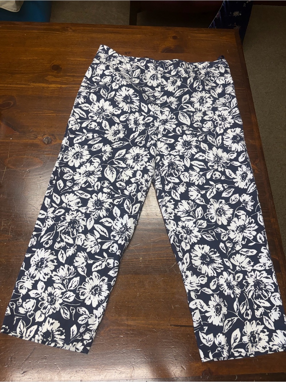 Ralph Lauren Women's Navy & White Floral Cropped Pants. Sz 12